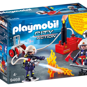 Πυροσβέστες με αντλία νερού